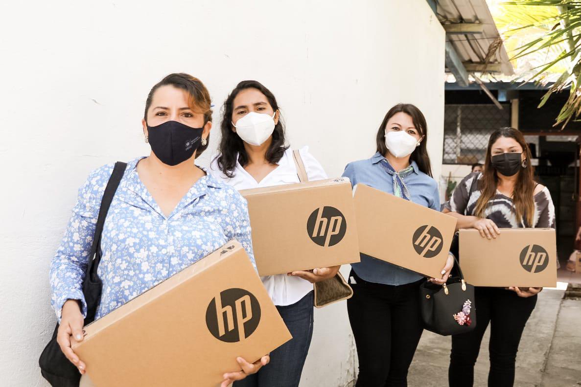 Maestros de Chalatenango reciben computadoras para continuar formando a niños y jóvenes maestros-de-chalatenango-reciben-computadoras-para-continuar-formando-a-ninos-y-jovenes